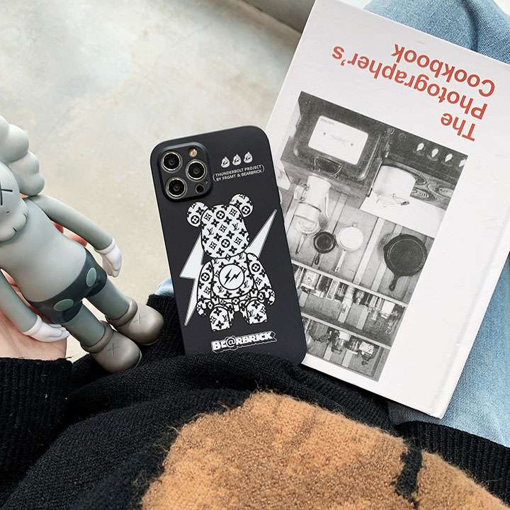 iphone8 plusロゴ付き携帯ケースBearbrick